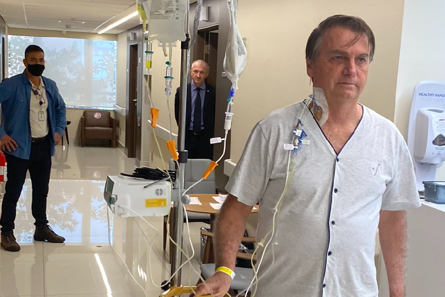 Presidente Jair Bolsonaro caminha pelo corredor do hospital Vila Nova Star, em São Paulo - 16/07/2021