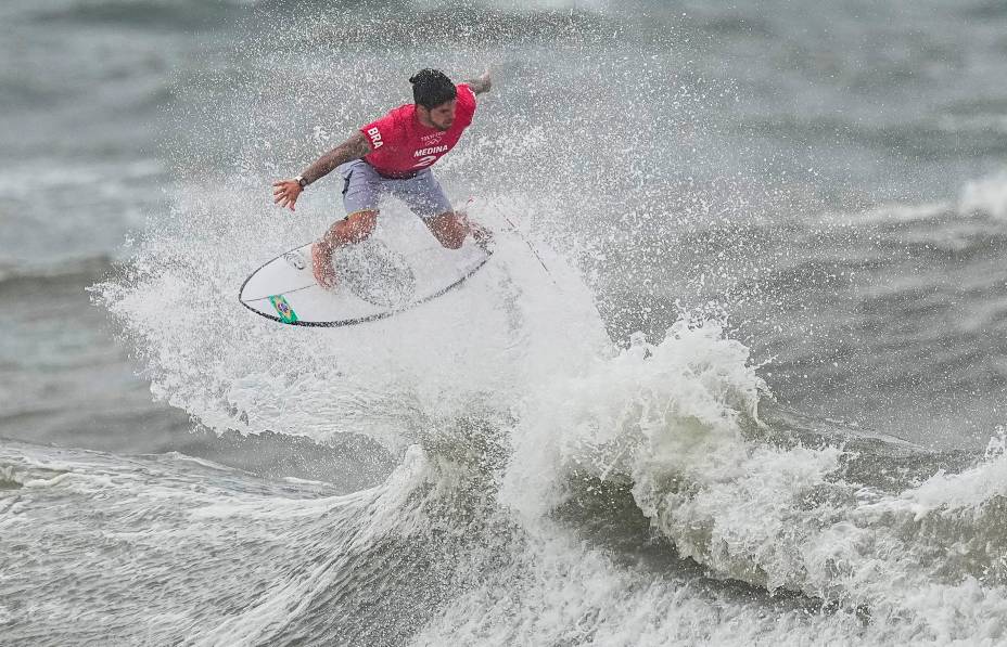 O brasileiro Gabriel Medina em ação durante sua performance nas ondas -