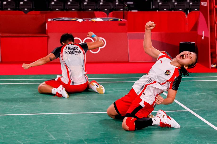 Greysia Polii (direita) e Ariyani Rahayu, da Indonésia, comemoram vitória na partida de badminton contra Du Yue and Li Yin Hui, da China -