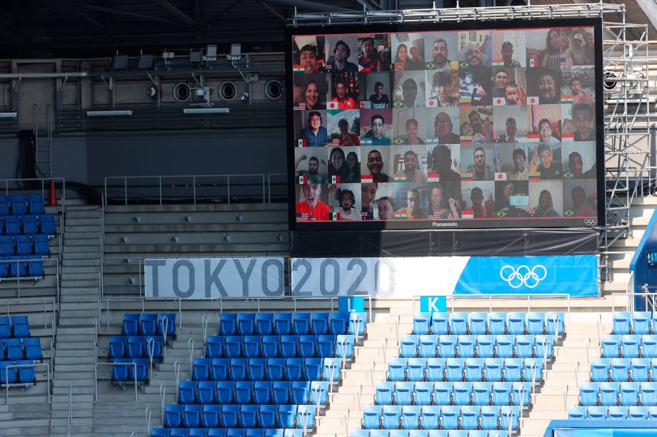 Torcedores assistem virtualmente a partida de tênis entre Naomi Osaka, do Japão, e Saisai Zheng, da China -