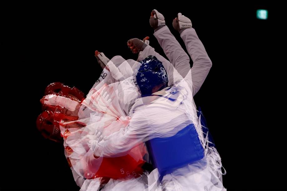 Vladislav Larin (azul), da Rússia, e Dejan Georgievski, da Macedônia, em prova do taekwondo -