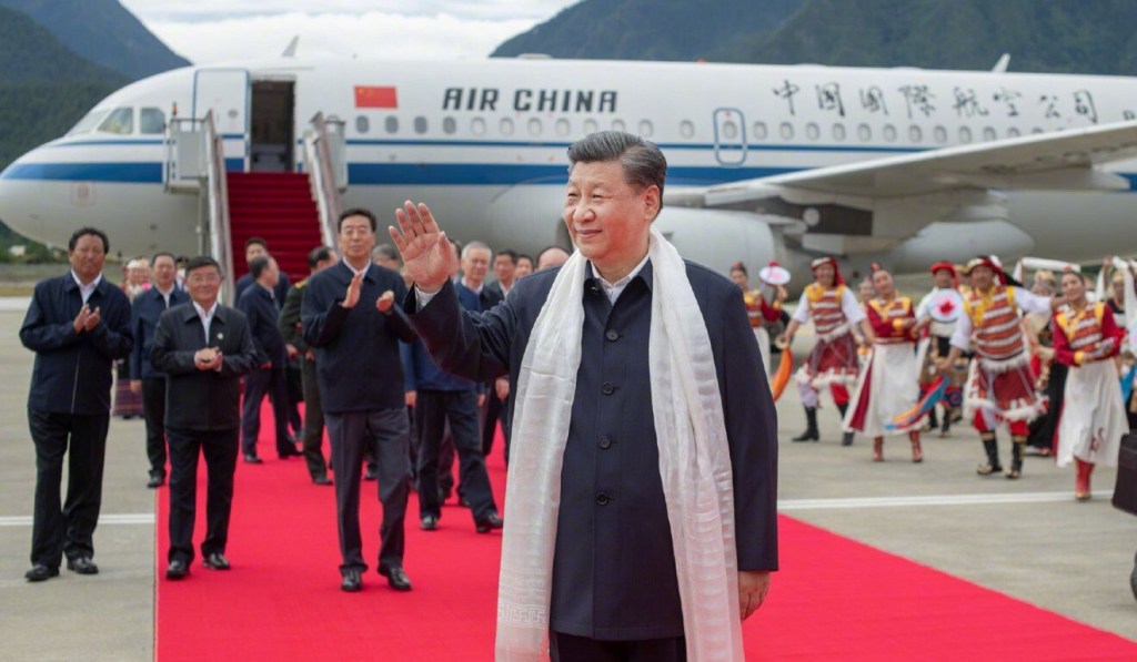 O presidente da China, Xi Jinping, faz visita surpresa ao Tibete