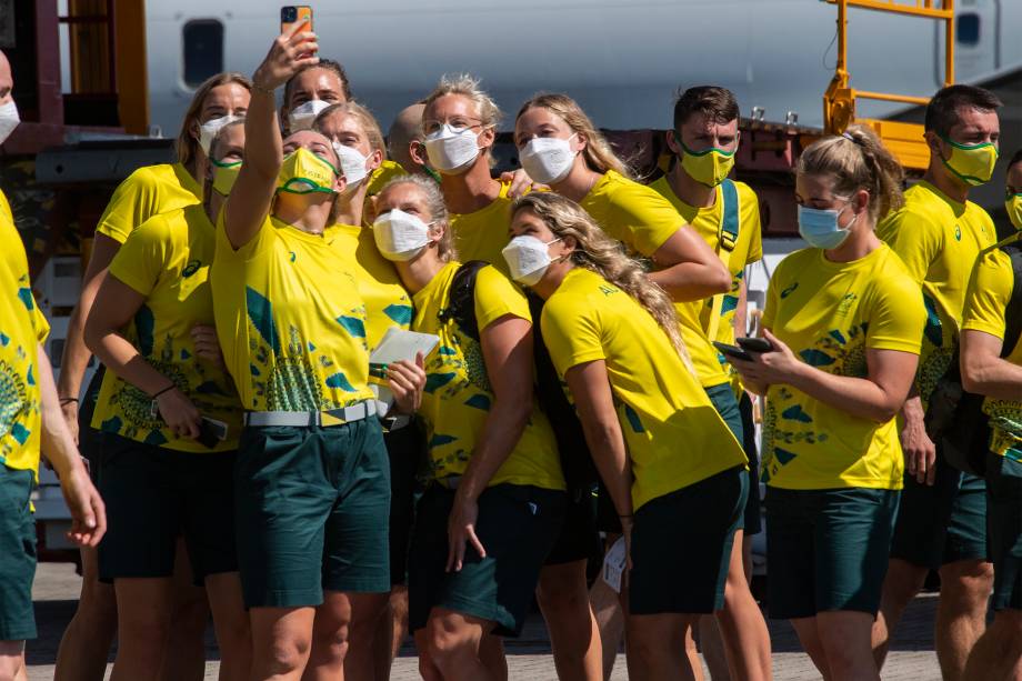 Atletas posam para foto antes do embarque da equipe olímpica da Austrália rumo a Tóquio para a disputa dos Jogos Olímpicos 2020 -