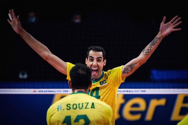 Douglas comemorando com Maurício Souza da seleção brasileira de vôlei -