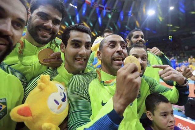 Douglas comemorando ao lado dos companheiros o ouro olímpico, em 2016 -