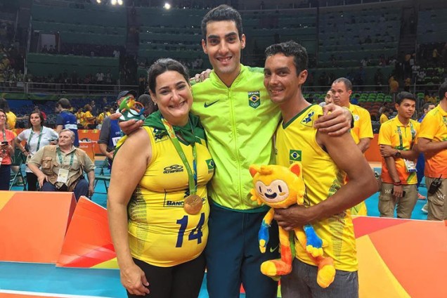 Douglas com a família após conquistar o ouro no Rio, em 2016 -