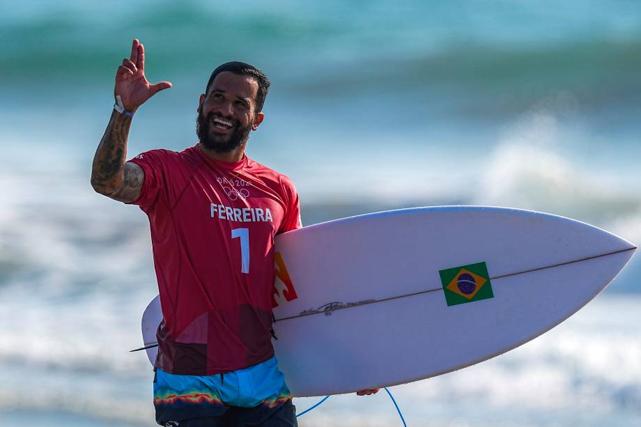 O brasileiro Italo Ferreira gesticulando após performance, em Tsurigasaki Surfing Beach -