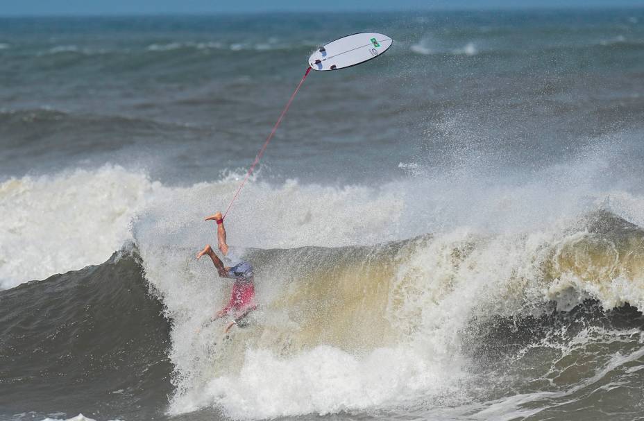 O brasileiro Gabriel Medina durante sua performance no mar -