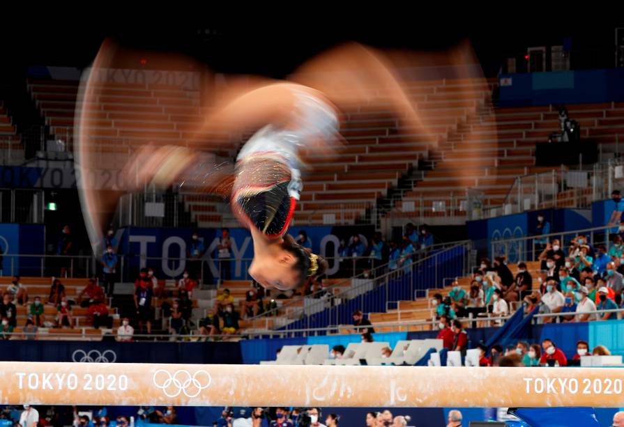 Jutta Verkest, da Bélgica, em ação durante a final em equipe na ginástica artística -