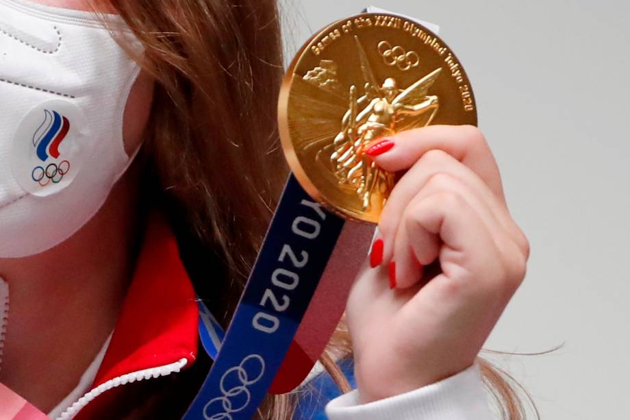 Vitalina Batsarashkina, da Rússia, exibindo sua medalha de ouro conquistada na prova de tiro com pistola de ar -