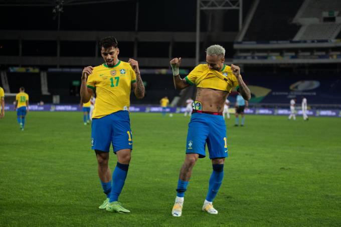 Paquetá e Neymar comemoram gol contra o Peru