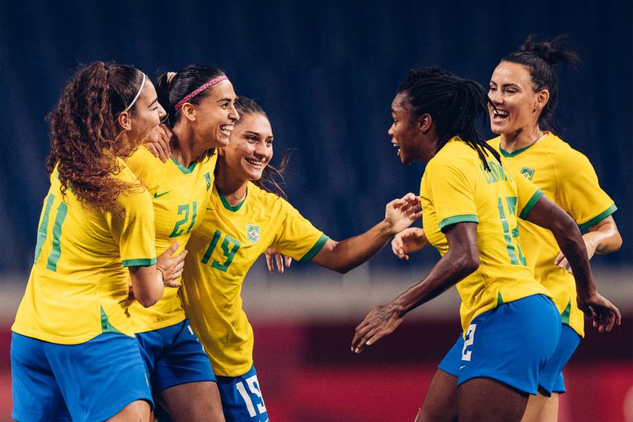 Angelina, Andressa Alves, Letícia Santos, Ludmila e Jucinara comemoram gol em partida contra a Zâmbia -