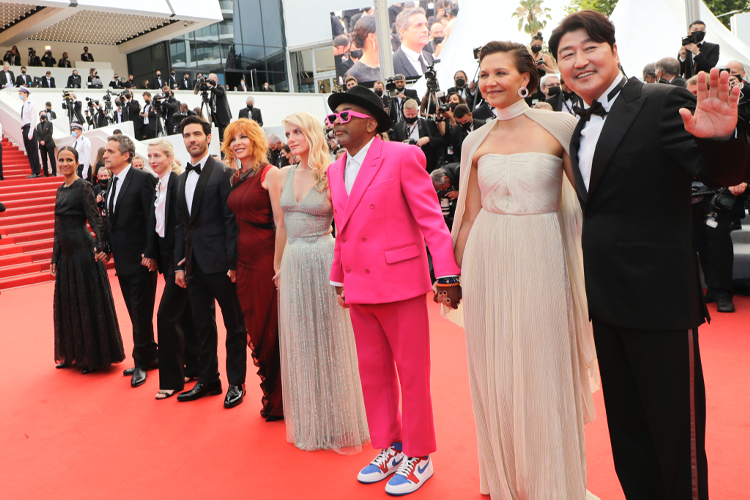 Membros do júri da 74ª edição do Festival de Cannes (da esq. para dir.: Mati Diop, Kleber Mendonça Filho, Jessica Hausner, Tahar Rahim, Mylene Farmer, Melanie Laurent, Spike Lee, Maggie Gyllenhaal e Kang-Ho Song)