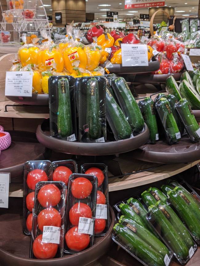 Em muitos supermercados no Japão, legumes são embalados individualmente