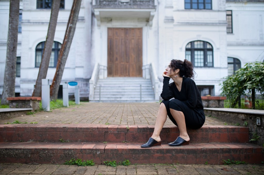 A cantora Marisa Monte em frente ao Museu do Meio Ambiente no Rio de Janeiro -