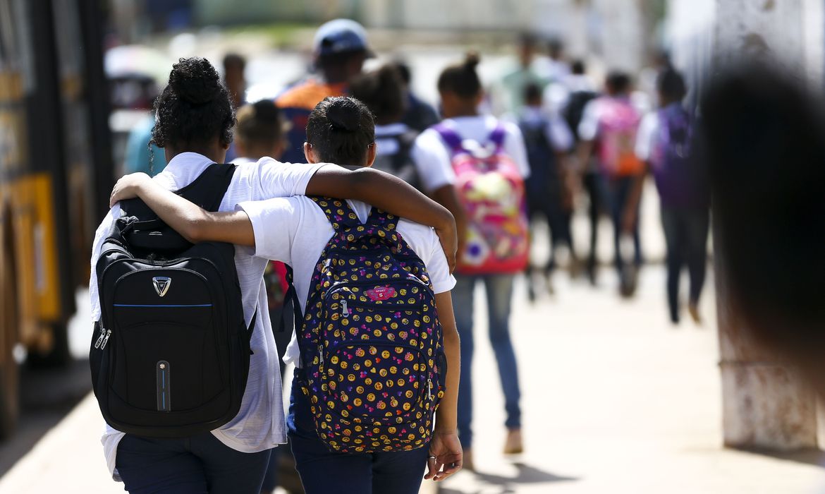 Estudantes saindo de escola