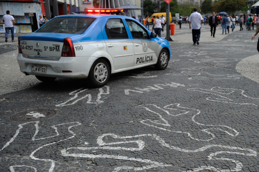 Silhuetas de corpos desenhadas no Rio de Janeiro, alertam para assassinatos de jovens negros