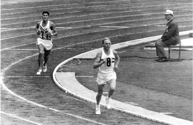 Kokichi Tsuburaya na pista do estádio olímpico, em 1964: a prata perdida na frente do público japonês