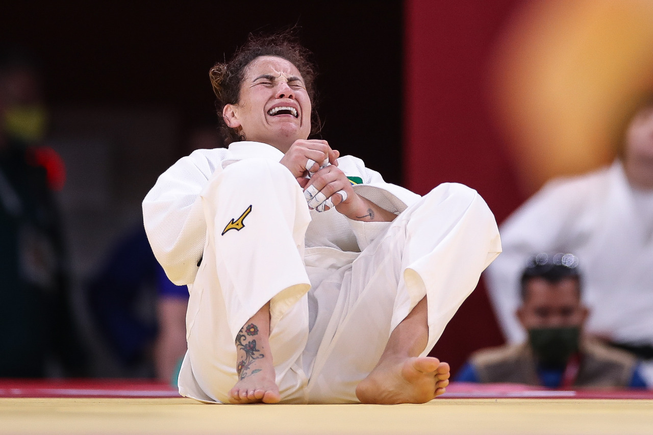 Maria Portela chora após derrota para russa