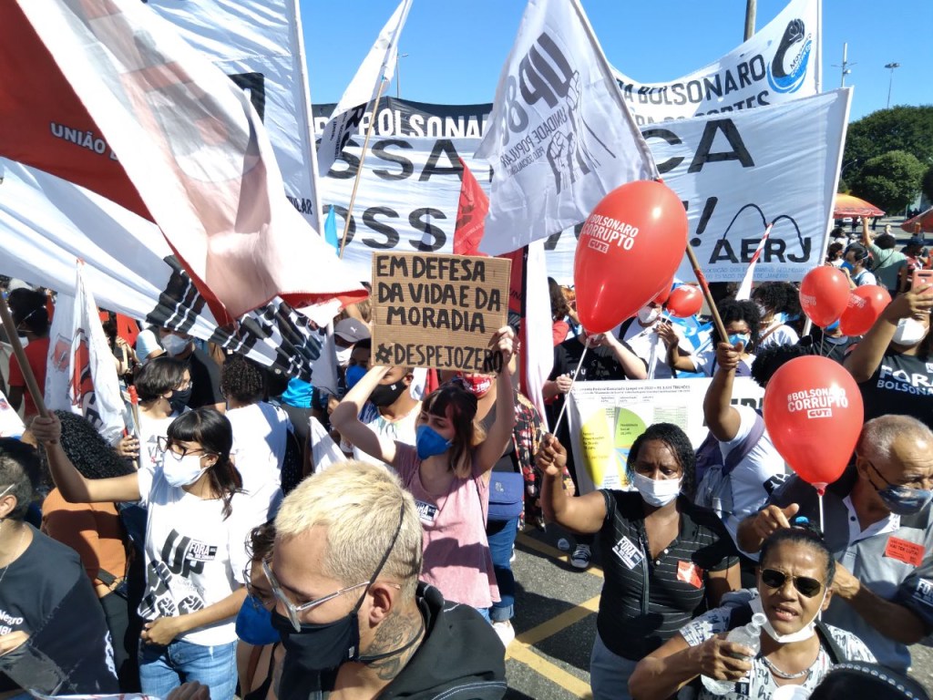 Manifestantes se reúnem na Avenida Presidente Vargas, no Rio de Janeiro, para protestar contra o governo