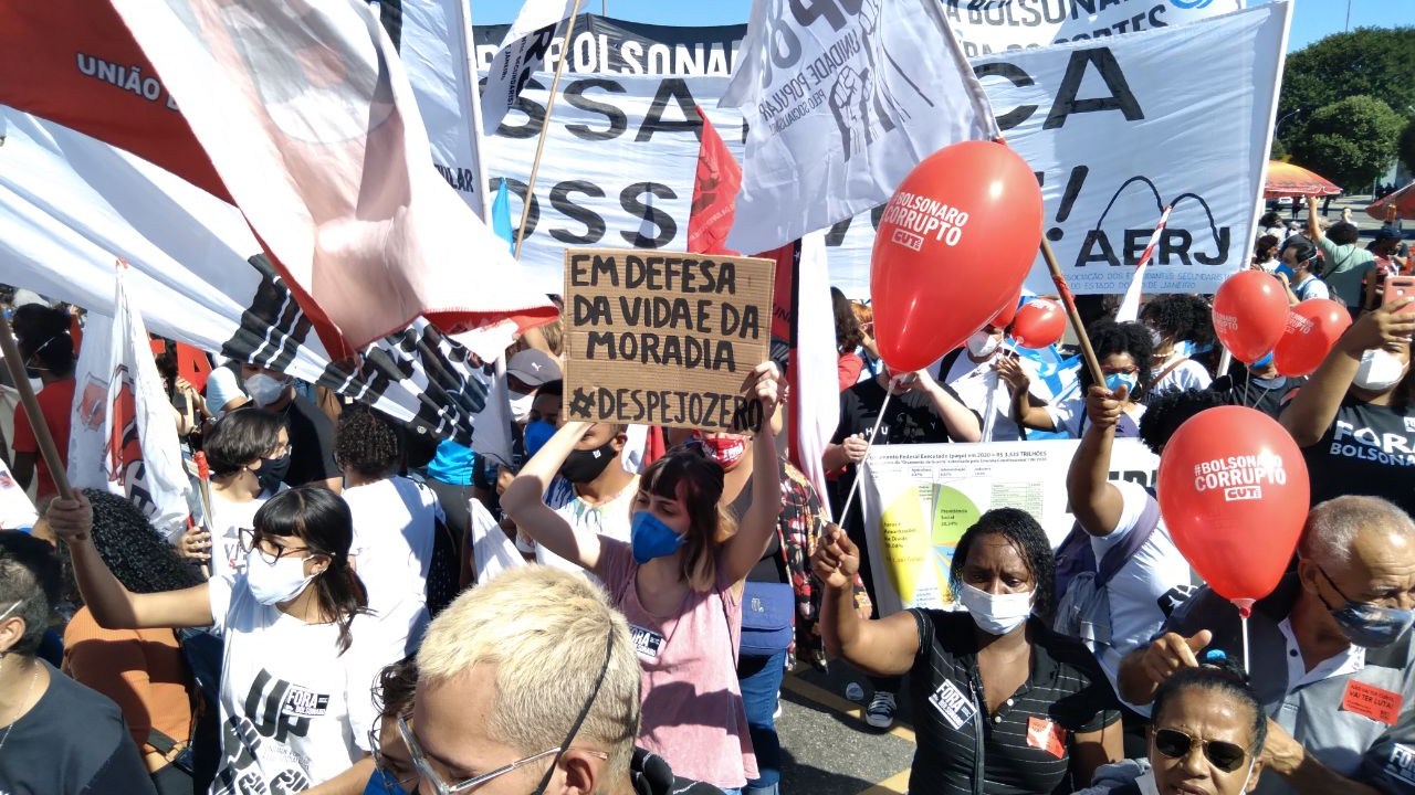 Manifestantes se reúnem na Avenida Presidente Vargas, no Rio de Janeiro, para protestar contra o governo