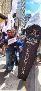 Caixão e boneco de Jair Bolsonaro em protesto na capital pernambucana