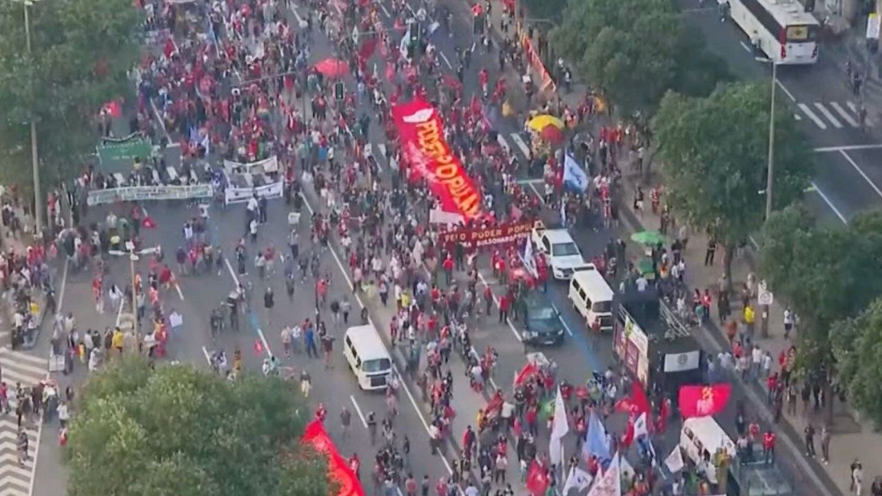 Manifestantes protestam contra o presidente Jair Bolsonaro no Rio de Janeiro (03/07/2021)