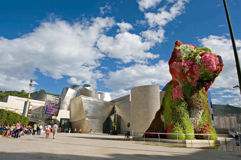 A estátua Puppy, do artista Jeff Koons, em exposição no museu Guggenheim, de Bilbao, na Espanha