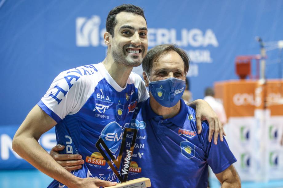 Douglas com o troféu de "Melhor do Jogo" ao lado de seu técnico, Javier Weber, do Taubaté -