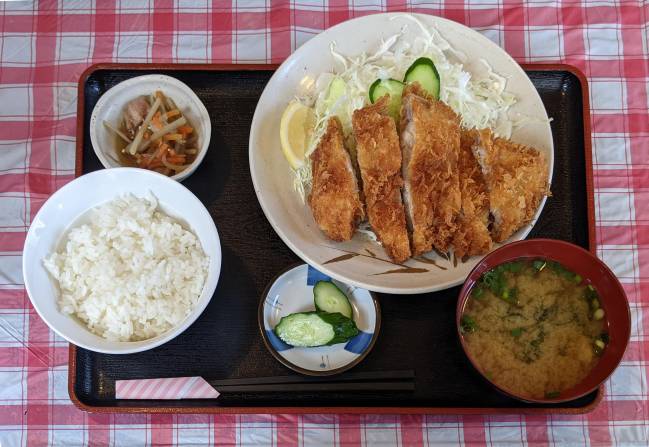 O tonkatsu, porco empanado, é geralmente servido com salada de repolho num teishoku, um 