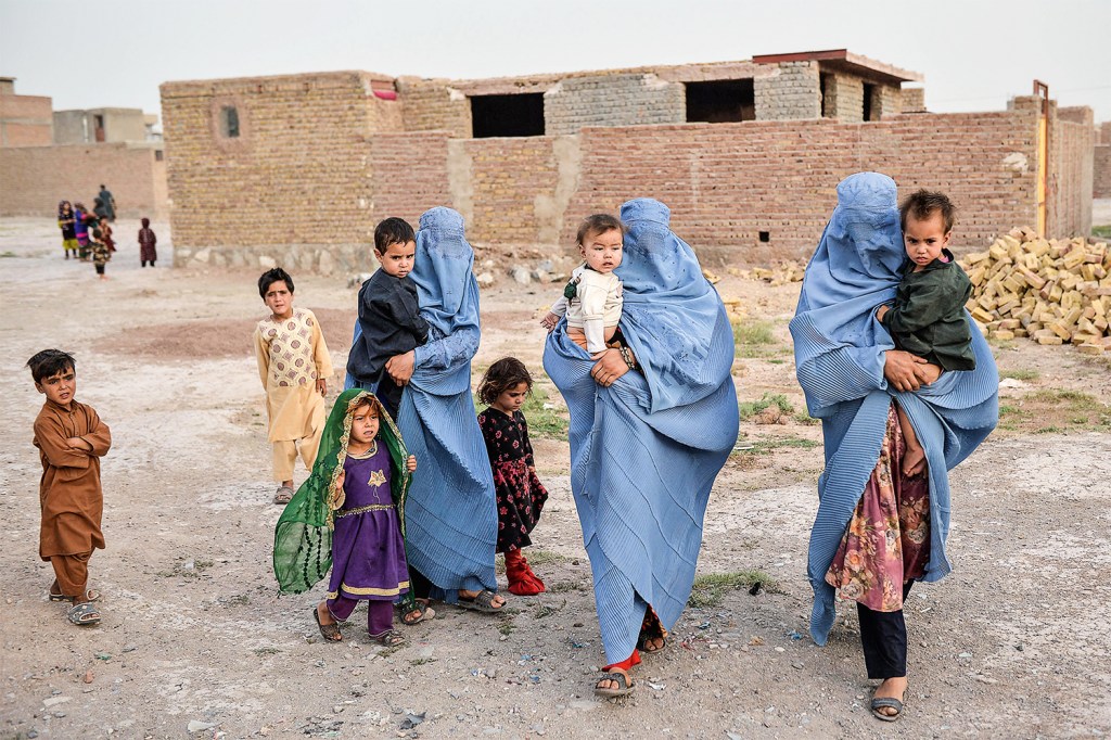 Membros de uma família afegã deslocada internamente que deixaram sua casa durante o conflito em curso entre o Talibã e as forças de segurança afegãs chegam de Qala-i-Naw, no distrito de Enjil de Herat, em 8 de julho de 2021. (Foto de Hoshang Hashimi / AFP) Members of an internally displaced Afghan family who left their home during the ongoing conflict between Taliban and Afghan security forces arrive from Qala-i- Naw, in Enjil district of Herat, on July 8, 2021. (Photo by Hoshang Hashimi / AFP)