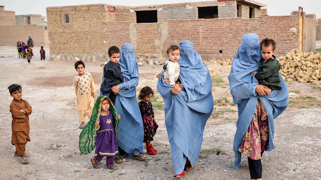 Membros de uma família afegã deslocada internamente que deixaram sua casa durante o conflito em curso entre o Talibã e as forças de segurança afegãs chegam de Qala-i-Naw, no distrito de Enjil de Herat, em 8 de julho de 2021. (Foto de Hoshang Hashimi / AFP) Members of an internally displaced Afghan family who left their home during the ongoing conflict between Taliban and Afghan security forces arrive from Qala-i- Naw, in Enjil district of Herat, on July 8, 2021. (Photo by Hoshang Hashimi / AFP)