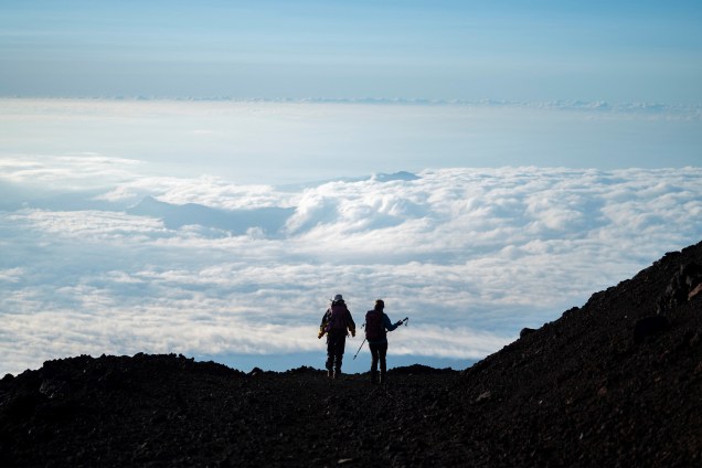 Alpinistas descem o Monte Fuji após nascer do sol -