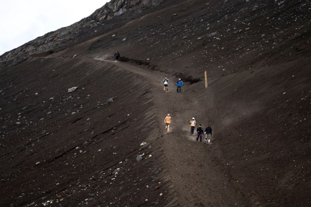 Pessoas descem o Monte Fuji -