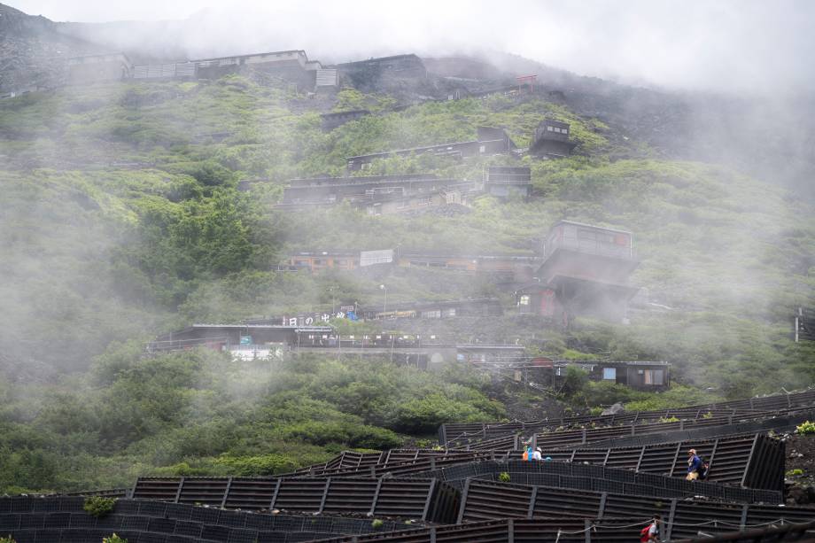 Pessoas caminham para assistir o nascer do sol no Monte Fuji -