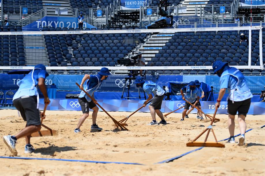 Voluntários antes da partida de vôlei de praia entre Brasil e Argentina -