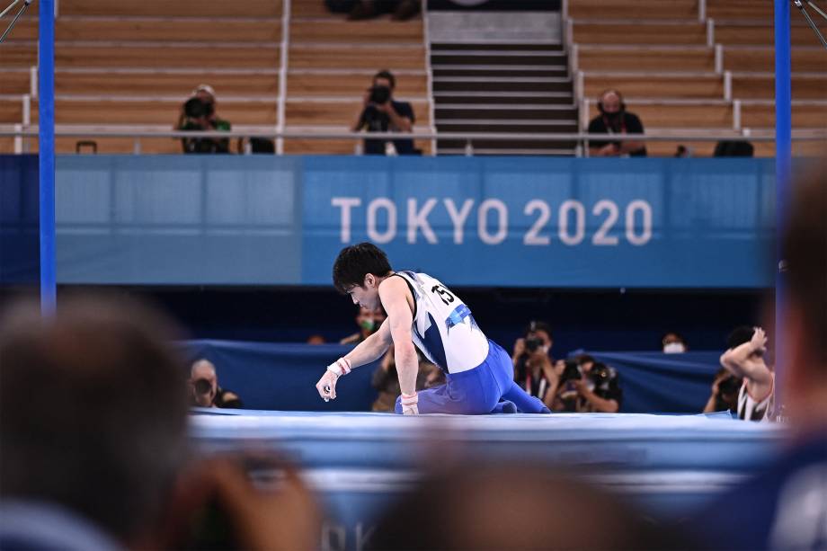 Kohei Uchimura, do Japão, na competição de barras horizontais de ginástica artística -