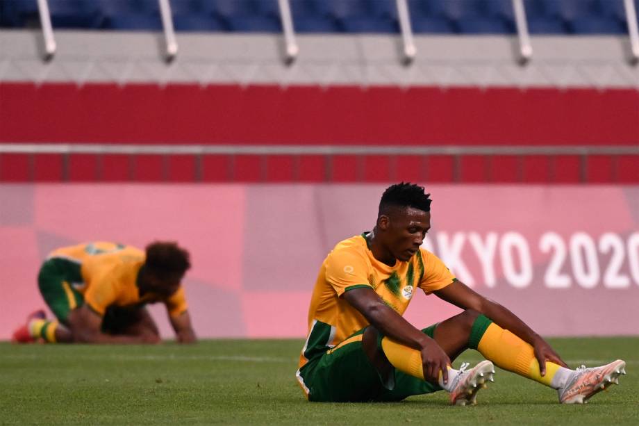 Jogadores da África do Sul perdem partida de futebol contra a França -
