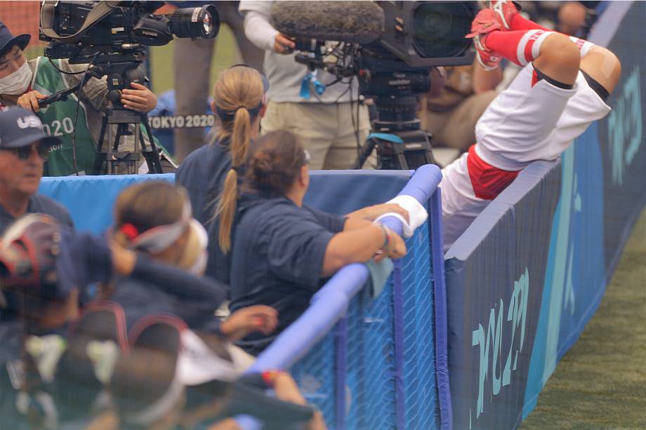 Yu Yamamoto, do Japão, cai ao perseguir bola na partida de softball contra os Estados Unidos -