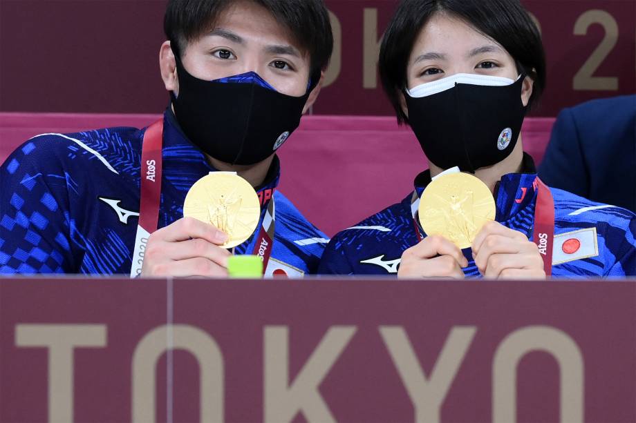 Os irmãos Hifumi Abe, ouro no judô masculino, e Uta Abe, ouro no judô feminino -