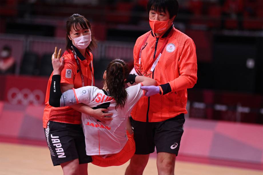 Yui Sunami, do Japão, é carregada após se machucar em partida de handebol contra Montenegro -