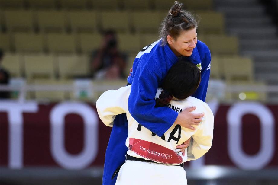 A francesa Clarisse Agbegnenou (azul) comemora com Tina Trstenjak, da Eslovênia, após vencê-la no judô -