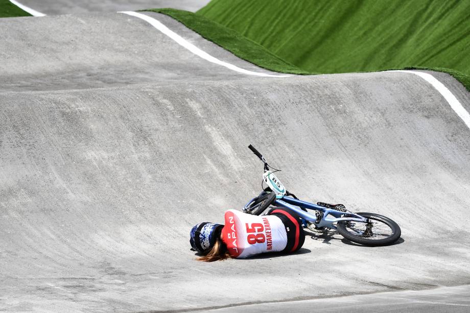 Sae Hatakeyama, do Japão, cai durante sua performance na corrida de ciclismo BMX -
