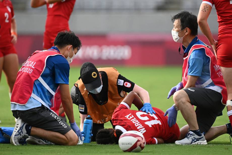 Keyara Wardley, do Canadá, é atendida em partida de rúgbi contra Fiji -