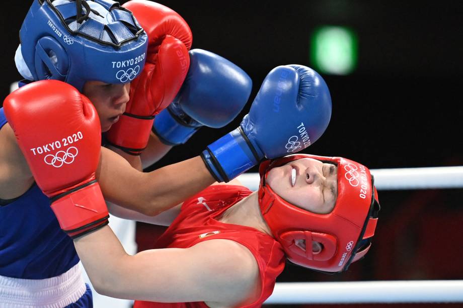 A brasileira Graziele Sousa desferindo soco sobre e a japonesa Tsukimi Namiki, em luta pelo boxe -