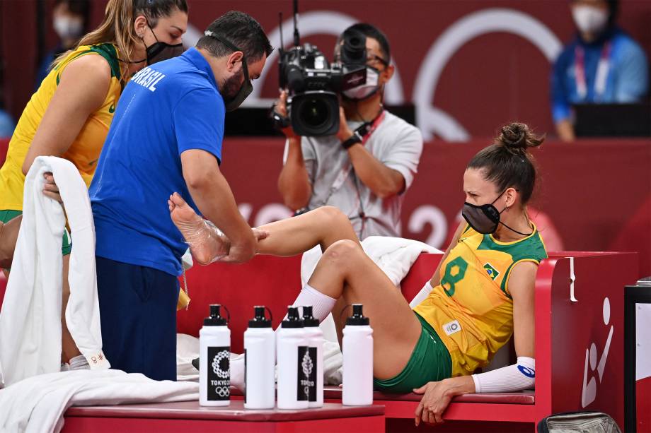 Macris, do Brasil, é atendida após se machucar na partida de de vôlei contra o Japão -