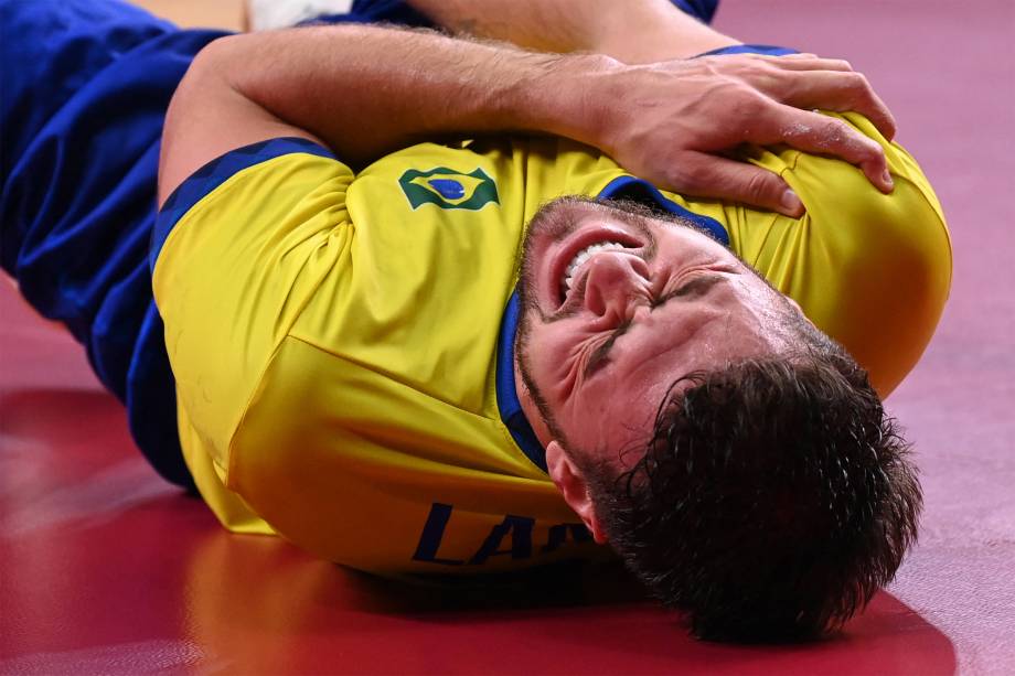 O brasileiro Haniel Langaro se machuca na partida de handebol contra a Argentina -