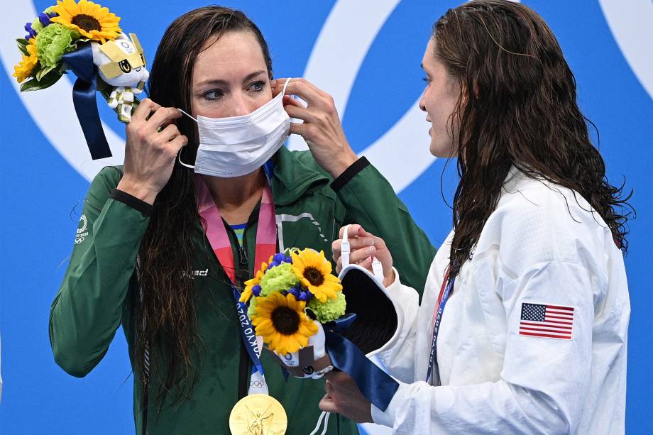 A sul-africana Tatjana Schoenmaker, ouro, e a americana Annie Lazor, bronze, após a competição dos 200m costas na natação -