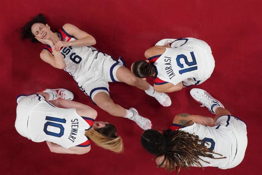 Sue Bird, dos Estados Unidos, após cair em partida de basquete contra o Japão -