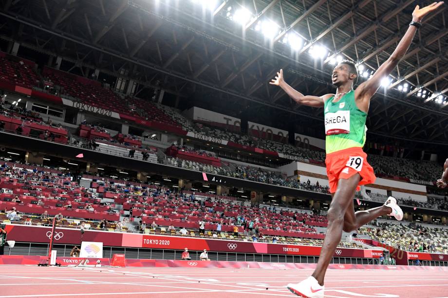 Selemon Barega, da Etiópia, comemorando após vencer a prova dos 10.000m -